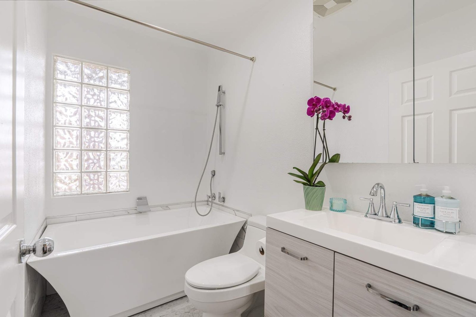 3101e11b-19c4-4654-9b5a-18310b01cce1_1800x1200