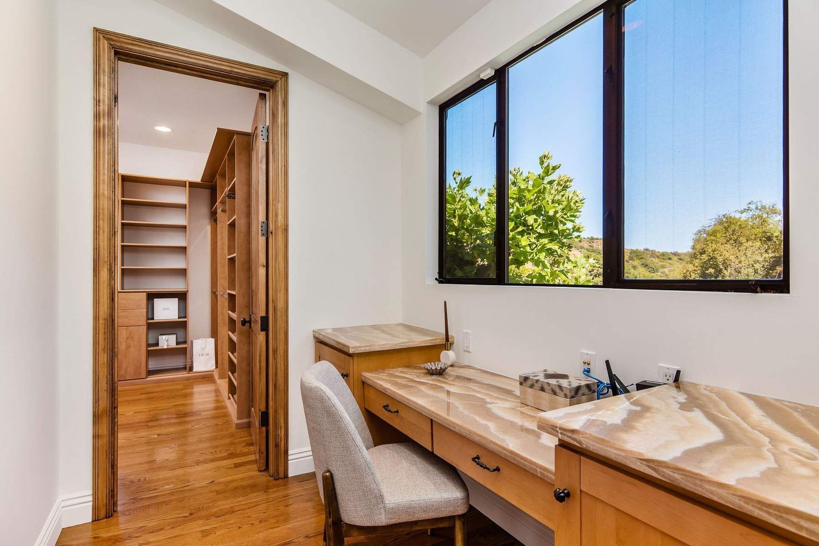 a7055f08-68c6-492a-a391-af69e596d056_1800x1200