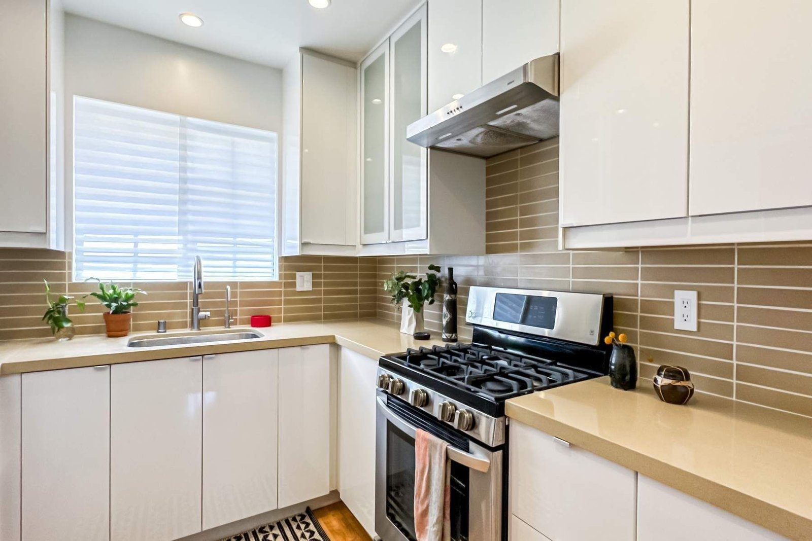 ab49c428-c0ff-4fe6-8ec9-f8e2a077f2fc_1800x1200