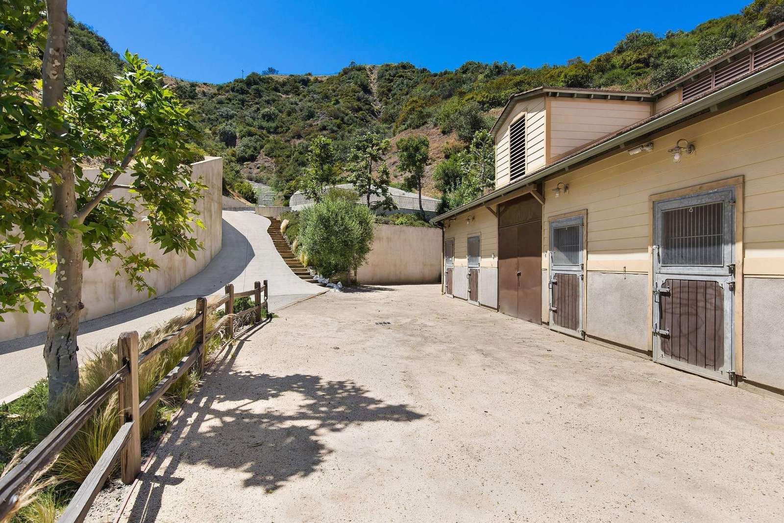 defa2078-f234-4771-a9ab-24564eac49f6_1800x1200