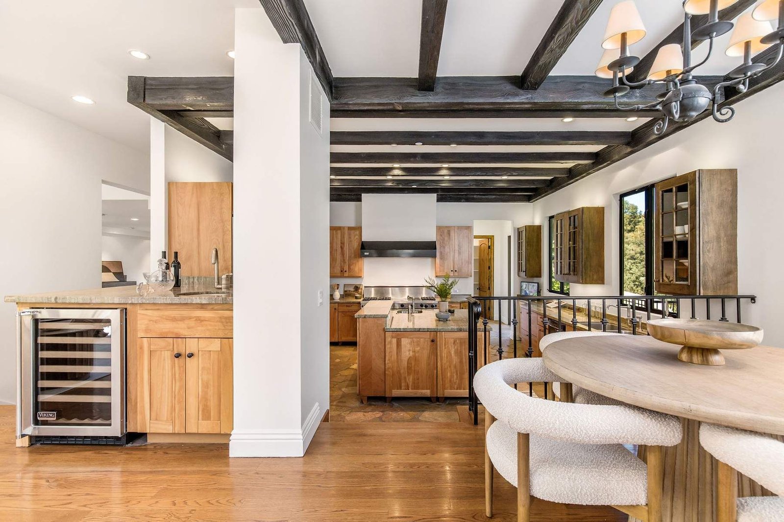 ee8e62db-ae50-4b55-9378-480044d4fd65_1800x1200